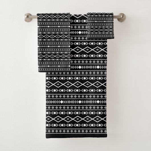 Aztec Shapes RPT Patroon Grijs Wit Zwart Bad Handdoek (Insitu)