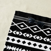 Aztec White op Black Mixed Motifs Pattern Strandlaken (In situ)