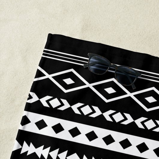 Aztec White op Black Mixed Motifs Pattern Strandlaken (In situ)