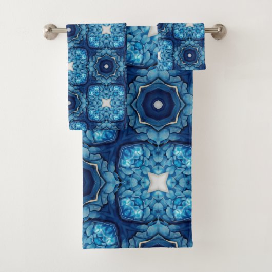 Azure Blue Arabesque Pattern Bad Handdoek (Insitu)