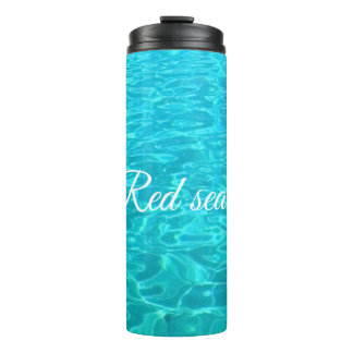 Azuur oppervlaktewater van het Rode Zee in Egypte Thermosbeker