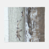 B7 Canadese ganzen over bevroren rivier Fleece Deken (Voorkant (Horizontaal))
