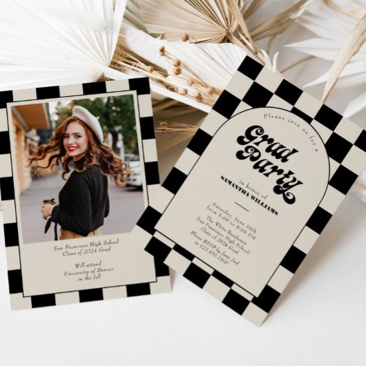 B&W Retro Checkered Arch Graduation Party Kaart