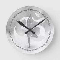 B&W yogaleraar meditatie boompositie Om symbool