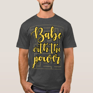 Babe avec le T-shirt Power