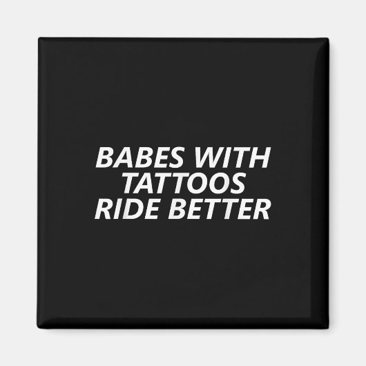 Babes met Tattoos rijden beter ontwerp Magneet (Voorkant)