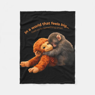 Baby aap pakt team pakt vasthouden aan iets fleece deken