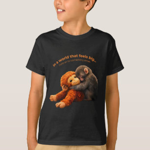 Baby aap slaat team slaat vasthouden aan iets t-shirt