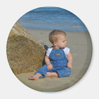 Baby bij de oceaan overdenken. magneet