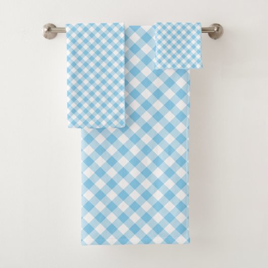 Baby Blauw en Wit Medium Diagonal Gingham Checks Bad Handdoek (Insitu)