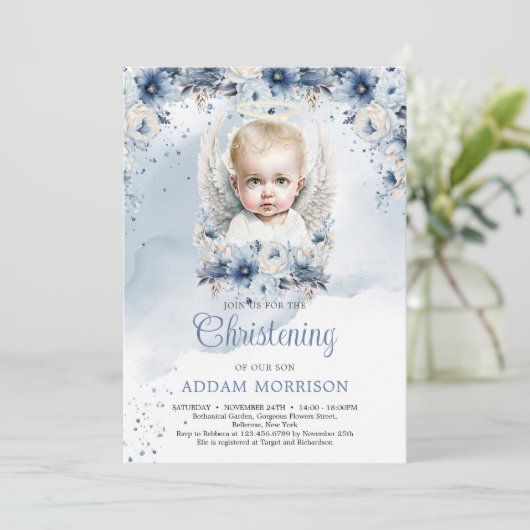 Baby boy engel en stoffige blauwe bloemenkrans kaart (Staand voorkant)