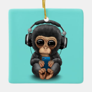 Baby chimp met hoofdtelefoon en mobiele telefoon keramisch ornament