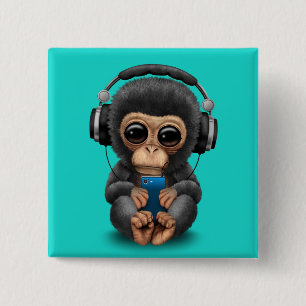 Baby chimp met hoofdtelefoon en mobiele telefoon vierkante button 5,1 cm