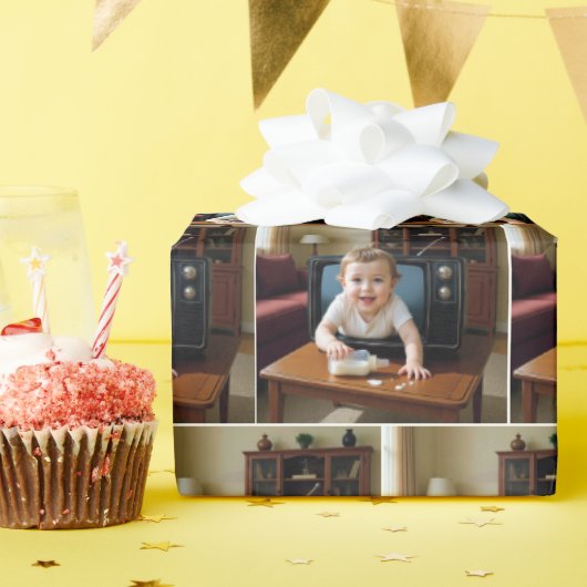 Baby Crawling Out of a Retro Television Cadeaupapier (Verjaardagsfeest)