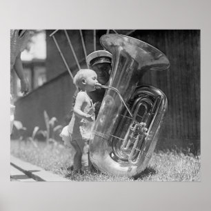 Baby die tuba speelt, 1923. Antieke foto Poster