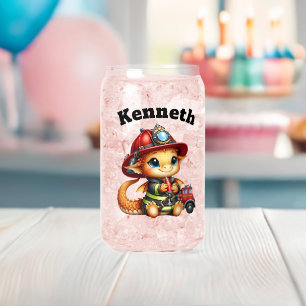 Baby Dragon speelt in de brandweeruitrusting Blikvorm Glas