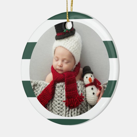 Baby eerste Kerstmis Modern Green Stripes Foto Keramisch Ornament (Links)