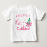 Baby First Christmas Pink Snowman and Snowflakes<br><div class="desc">Premier T-shirt de Noël personnalisé avec un mignon bonhomme de neige et rose, typographie sucre de canne. Le texte dit "[votre nom] premier Noël" et le modèle est mis en place pour que vous puissiez ajouter le nom du bébé. Le design comprend un bonhomme de neige de dessin animé avec...</div>
