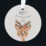 Baby Girls First Christmas Festive Reindeer & Name<br><div class="desc">Cette petite fille mignonne et festive 1ère décoration de Noël comprend un adorable renne, une couronne de fleurs de Noël avec poinsettias, pinecones et mistletoe, ainsi que de l'espace pour ajouter une photo et un nom dans la mignonne typographie. Le saké de Noël floral parfait pour le premier Noël de...</div>