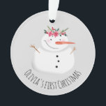 Baby Girls First Christmas Flower Snowman and Name<br><div class="desc">Ce design adorable comprend un bonhomme de neige unique et mignon de style aquarelle portant une guirlande Christmassy, ainsi que de l'espace pour personnaliser l'article en utilisant le nom de votre petite fille, et ajouter une photo. Le gardien parfait pour vous le premier Noël de votre petit, ou pour un...</div>