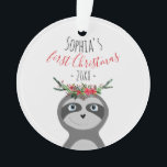 Baby Girls First Christmas Photo Sloth & Name<br><div class="desc">Cette petite fille mignonne et festive 1ère décoration ornementale de Noël présente un parfum gris adorable, une couronne de fleurs de Noël avec poinsettias, pinecones et mistletoe, ainsi que l'espace pour ajouter une photo et un nom dans la mignonne typographie. Le parfait cadeau de Noël floral unique pour le premier...</div>