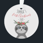 Baby Girls First Christmas Photo Sloth & Name<br><div class="desc">Cette petite fille mignonne et festive 1ère décoration ornementale de Noël présente un parfum gris adorable, une couronne de fleurs de Noël avec poinsettias, pinecones et mistletoe, ainsi que l'espace pour ajouter une photo et un nom dans la mignonne typographie. Le parfait cadeau de Noël floral unique pour le premier...</div>