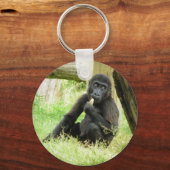 Baby Gorilla Snacking Sleutelhanger (Voorkant)
