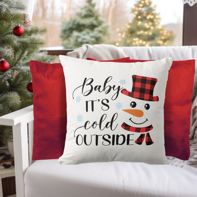 Baby Het is koud buiten feestdag Kussen (Baby It's Cold Outside Holiday Throw Pillow with cute snowman in red and black buffalo plaid hat)
