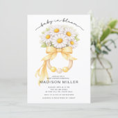 Baby in Bloom Daisy Baby Shower Invitation (Debout devant)