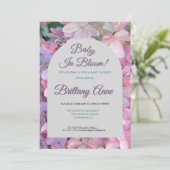 Baby in Bloom Hydrangea Baby Shower Invitation (Debout devant)