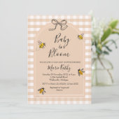 Baby in Bloom Rustic Bee Daisy Invitation (Debout devant)