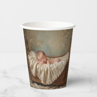 Baby in Cradle Papieren Bekers
