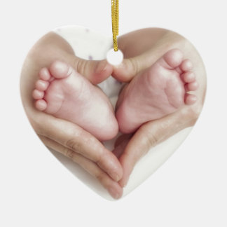 Baby in de handen van de moeder keramisch ornament