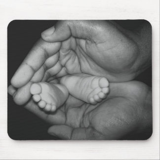 baby in de handen van de vader muismat