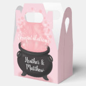 Baby is een gradenschoen met een gothisch roze mei bedankdoosjes (Geopend)