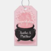 Baby is een gradenschoen met een gothisch roze mei cadeaulabel (Voorkant)