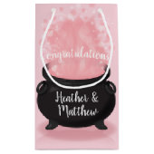 Baby is een gradenschoen met een gothisch roze mei klein cadeauzakje (Achterkant)