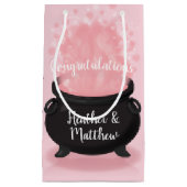 Baby is een gradenschoen met een gothisch roze mei klein cadeauzakje (Voorkant)