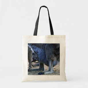 Baby kangaroo in de buidel van moeder - Australië Tote Bag