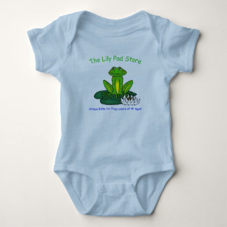 Baby kikker op een waterlelieblauw rompertje romper
