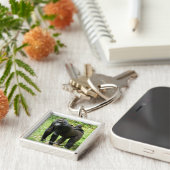 Baby Lowland Gorilla op moeders rug Sleutelhanger (Zijkant)