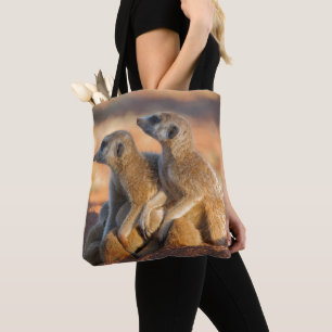 Baby Meerkats verbergen zich onder hun ouders Tote Bag