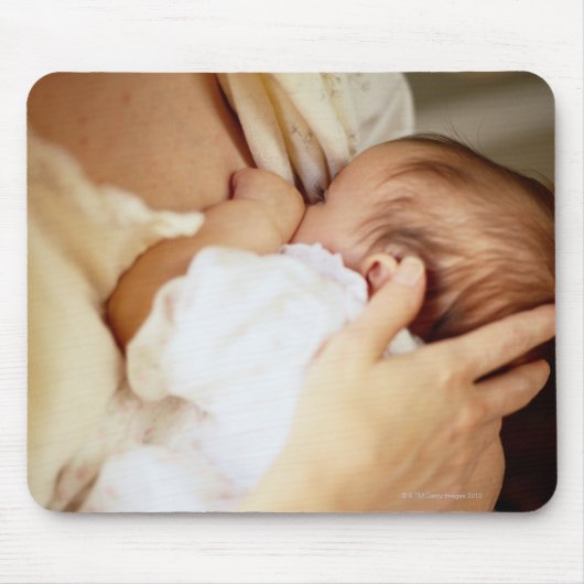 Baby meisje dat borstvoeding geeft (1-3 maanden) muismat (Voorkant)