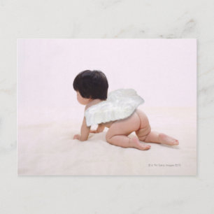 Baby meisje in engelvleugels, glimlachend, achter briefkaart