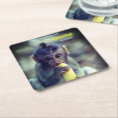 Baby Monkey eet banaan Vierkante Kartonnen Onderzetter (Schuin)