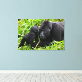 Baby Mountain Gorilla Kisses Silverback Gorilla Canvas Afdruk (Insitu (Houten vloer))