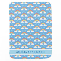 Baby-naam met regenboogwolken op blauw