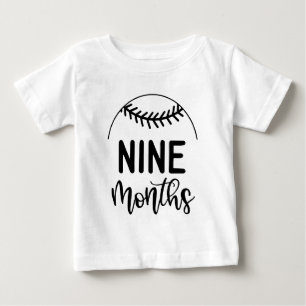 Baby negen maanden baseball mijlpaal -