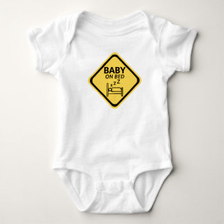Baby op bed grappige baby one piece romper