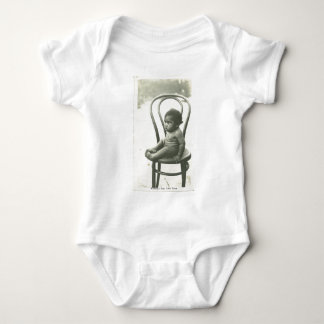 Baby op een stoel romper